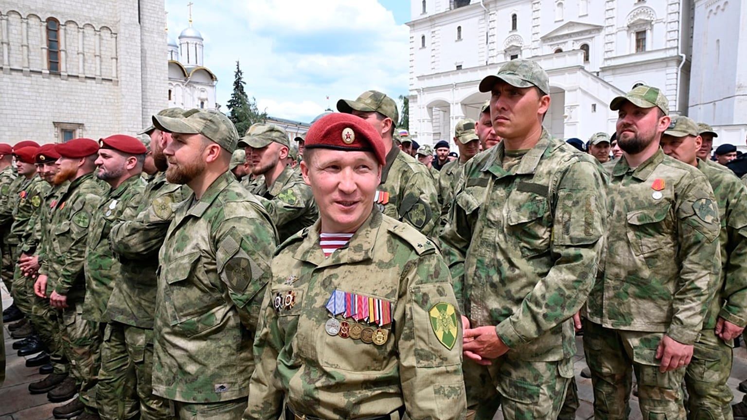 Soldaten am 27.06.23 in Moskau bei Zeremonie mit Putin