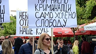 Женщина с плакатом "Мы не преступники, мы просто хотим свободы" в Звечане на севере Косова 2 июня 2023 года. 