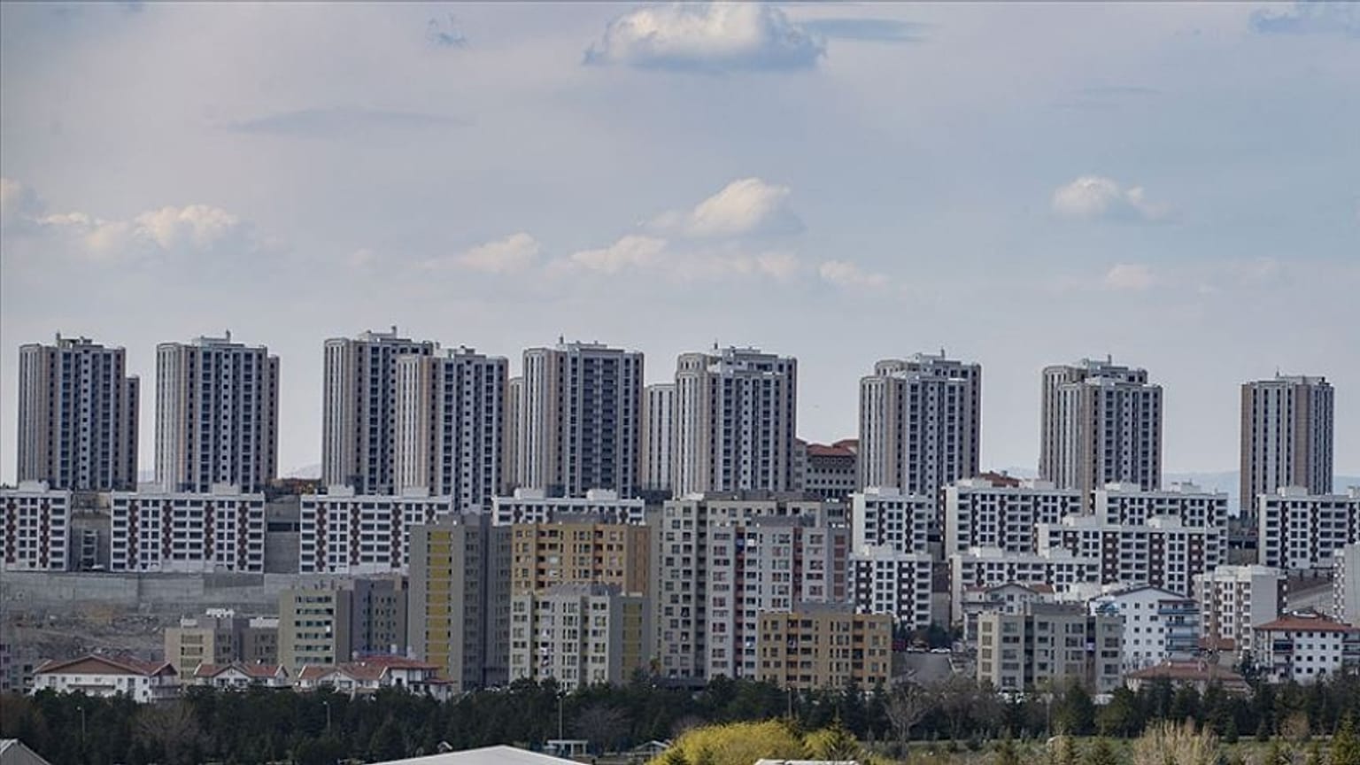 Türkiye’de gençlerin yarısı aşırı kalabalık evlerde yaşıyor (arşiv)
