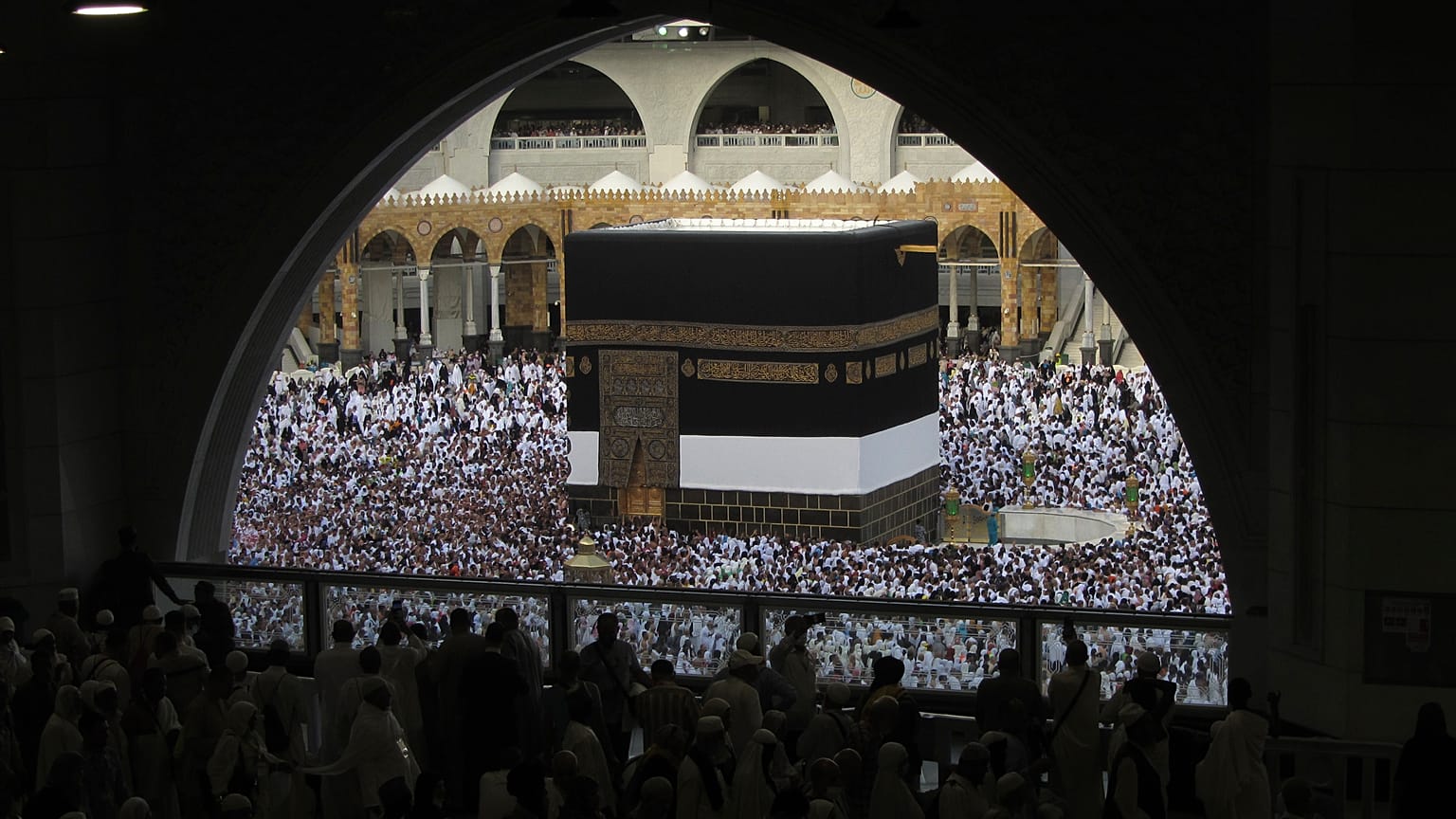 Peregrinos muçulmanos à volta da Kaaba, o edifício cúbico no centro da Grande Mesquita, durante a peregrinação anual Hajj em Meca, na Arábia Saudita, esta segunda-feira.