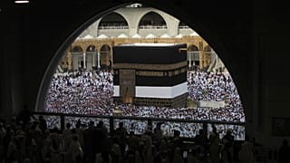 Peregrinos muçulmanos à volta da Kaaba, o edifício cúbico no centro da Grande Mesquita, durante a peregrinação anual Hajj em Meca, na Arábia Saudita, esta segunda-feira.