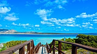 La Sardegna ha imposto un tetto al numero di vacanzieri che possono visitare le sue famose spiagge quest'estate. 