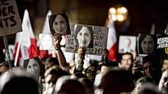 Demonstranten halten Fotos der ermordeten Journalistin Daphne Caruana Galizia während einer Protestaktion vor dem Büro des maltesischen Ministerpräsidenten