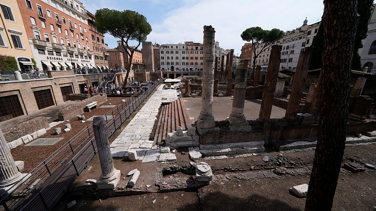 Ruinen der antiken römischen Republik. Dazu gehören die Überreste der Kurie des Pompeius.