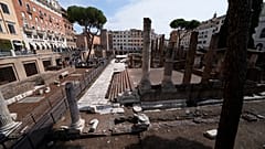 Ruinen der antiken römischen Republik. Dazu gehören die Überreste der Kurie des Pompeius.