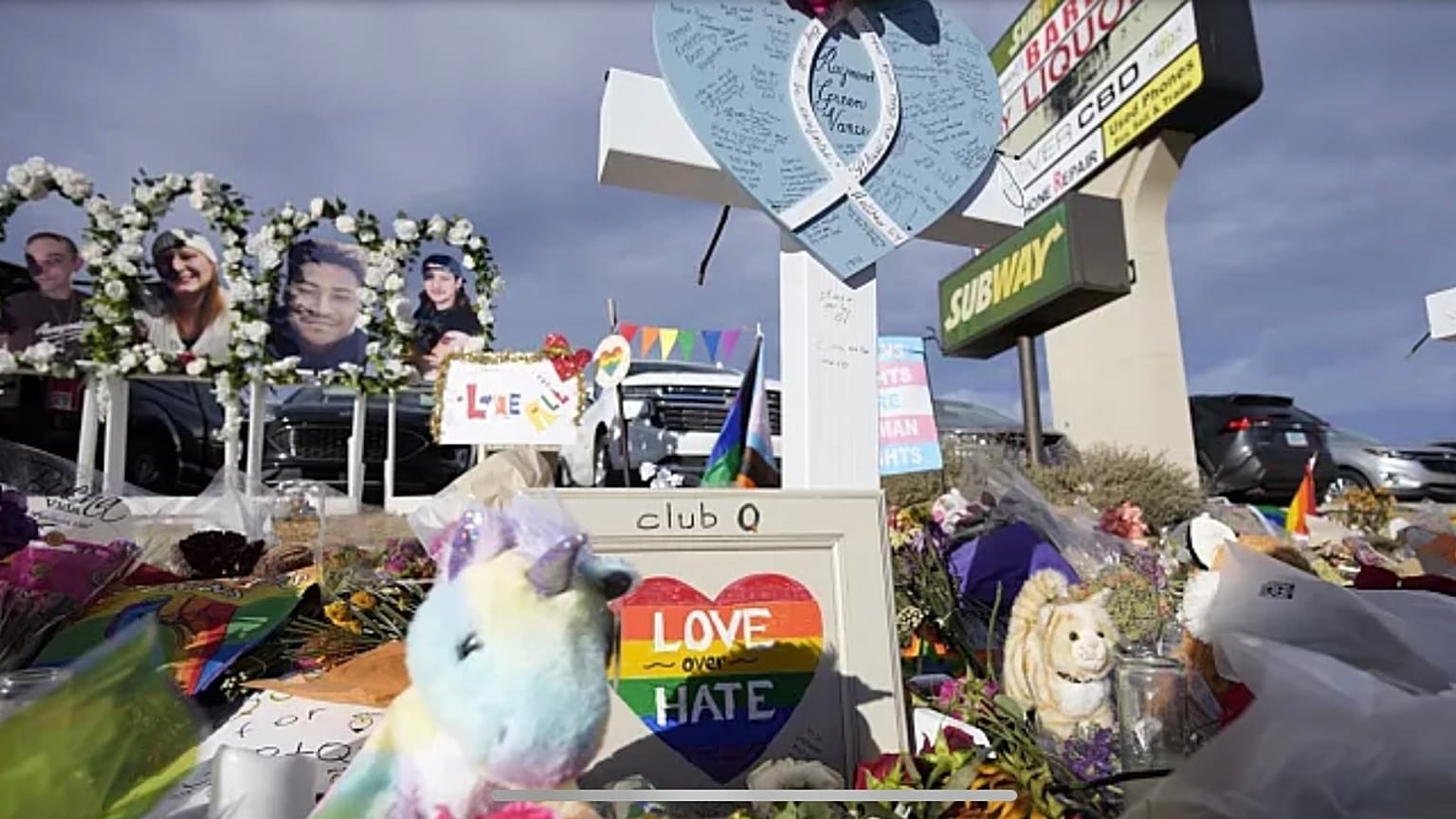 ARCHÍV: rögtönzött emlékmű az áldozatok fotóival Colorado Springsben