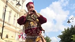 Un flautista anima las calles en el festival de teatro de Sibiu, Rumanía. 