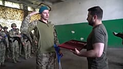 زيلينسكي مكرمًا أحد جنوده