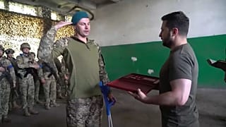 زيلينسكي مكرمًا أحد جنوده