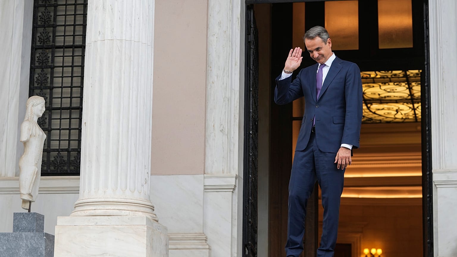 O Κυριάκος Μητσοτάκης μετά την εκ νέου ανάληψη των καθηκόντων του στην είσοδο του Μεγάρου Μαξίμου