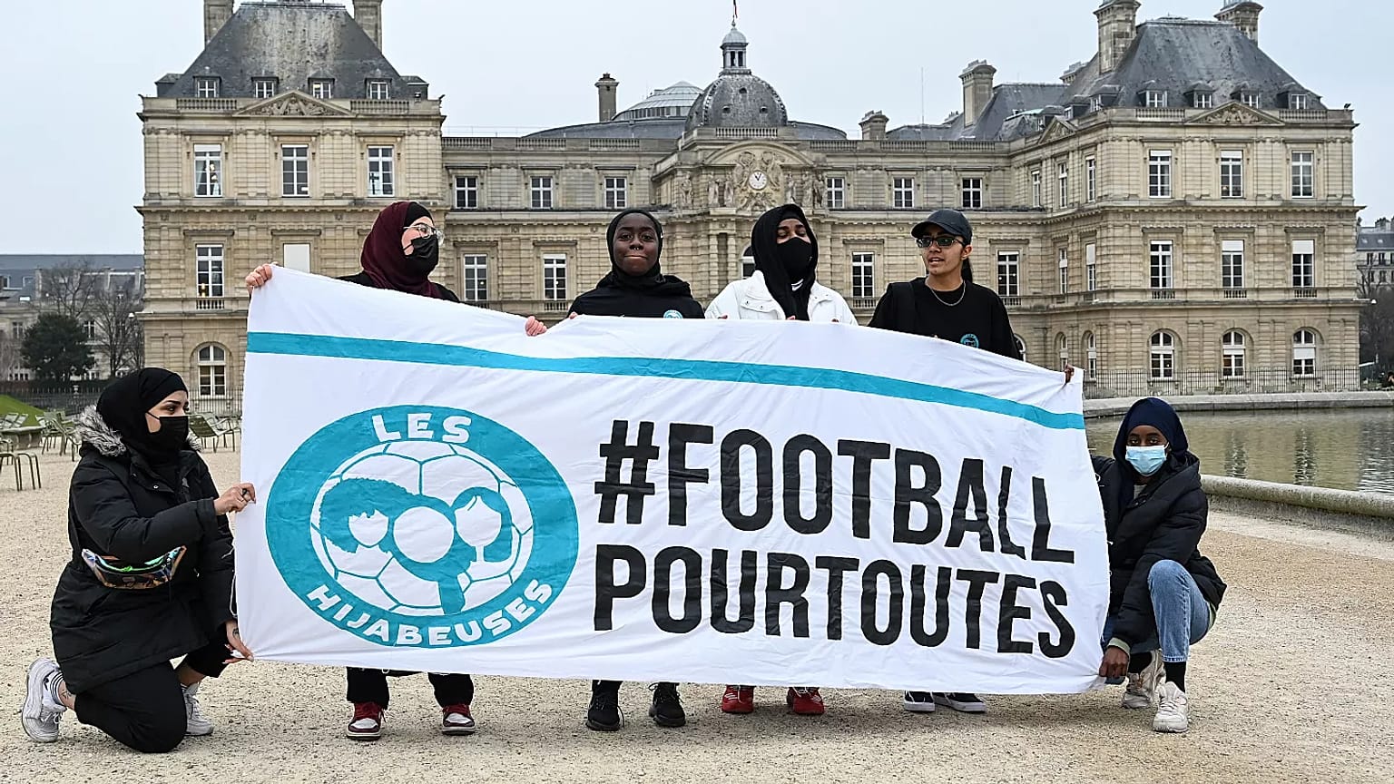 Başörtülü kadınların futbol oynamasını destekleyen göstericiler