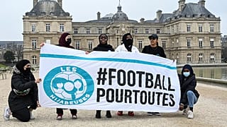 Başörtülü kadınların futbol oynamasını destekleyen göstericiler