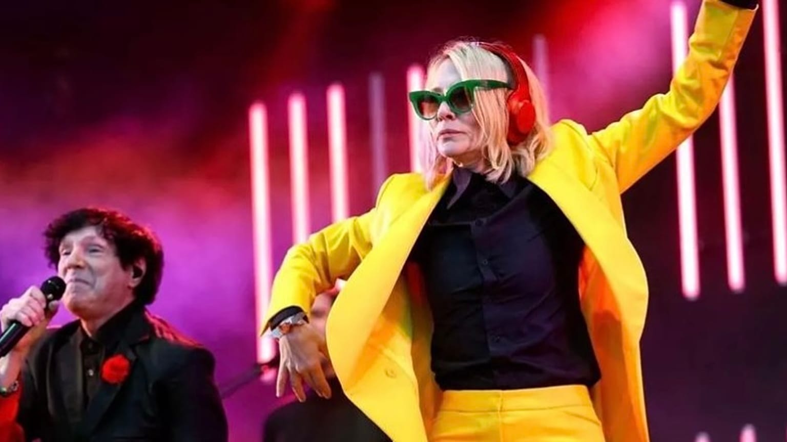 Cate Blanchett és a Sparks a Glastonbury Fesztivál színpadán, 2023. június 23.