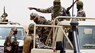 جنود ماليون وجنود من دول أفريقية أخرى يتدربون مع القوات الخاصة الأمريكية في الصحراء الكبرى بالقرب من بلدة جاو في شمال شرق مالي.