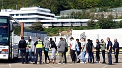 İngiltere sınır güvenlik muhafızları tarafından otobüse bindirilen sığınmacılar 