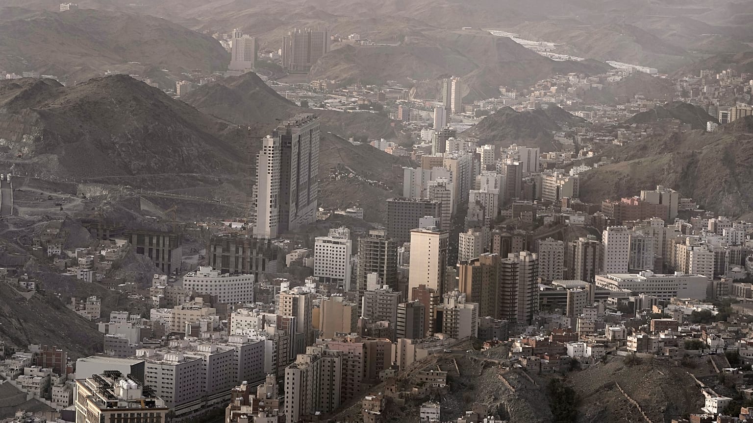منظر عام يظهر مدينة مكة في السعودية.