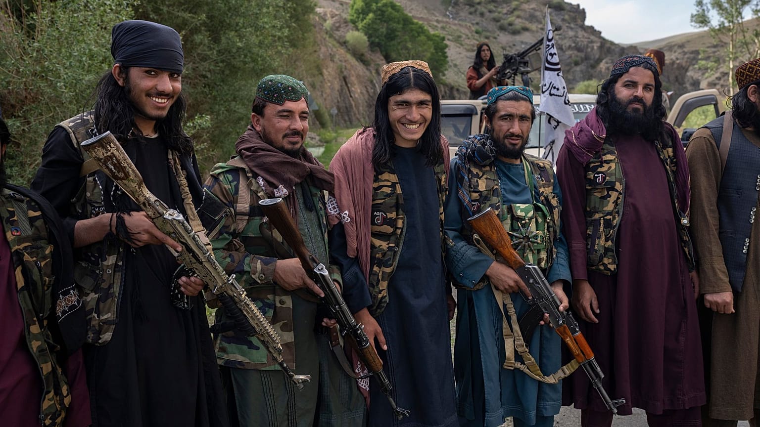 یک واحد از جنگجویان طالبان در کنار جاده‌ای در استان وردک، افغانستان، یکشنبه، ۱۸ ژوئن ۲۰۲۳.