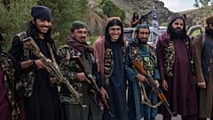 یک واحد از جنگجویان طالبان در کنار جاده‌ای در استان وردک، افغانستان، یکشنبه، ۱۸ ژوئن ۲۰۲۳.