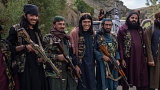یک واحد از جنگجویان طالبان در کنار جادهای در استان وردک، افغانستان، یکشنبه، ۱۸ ژوئن ۲۰۲۳.