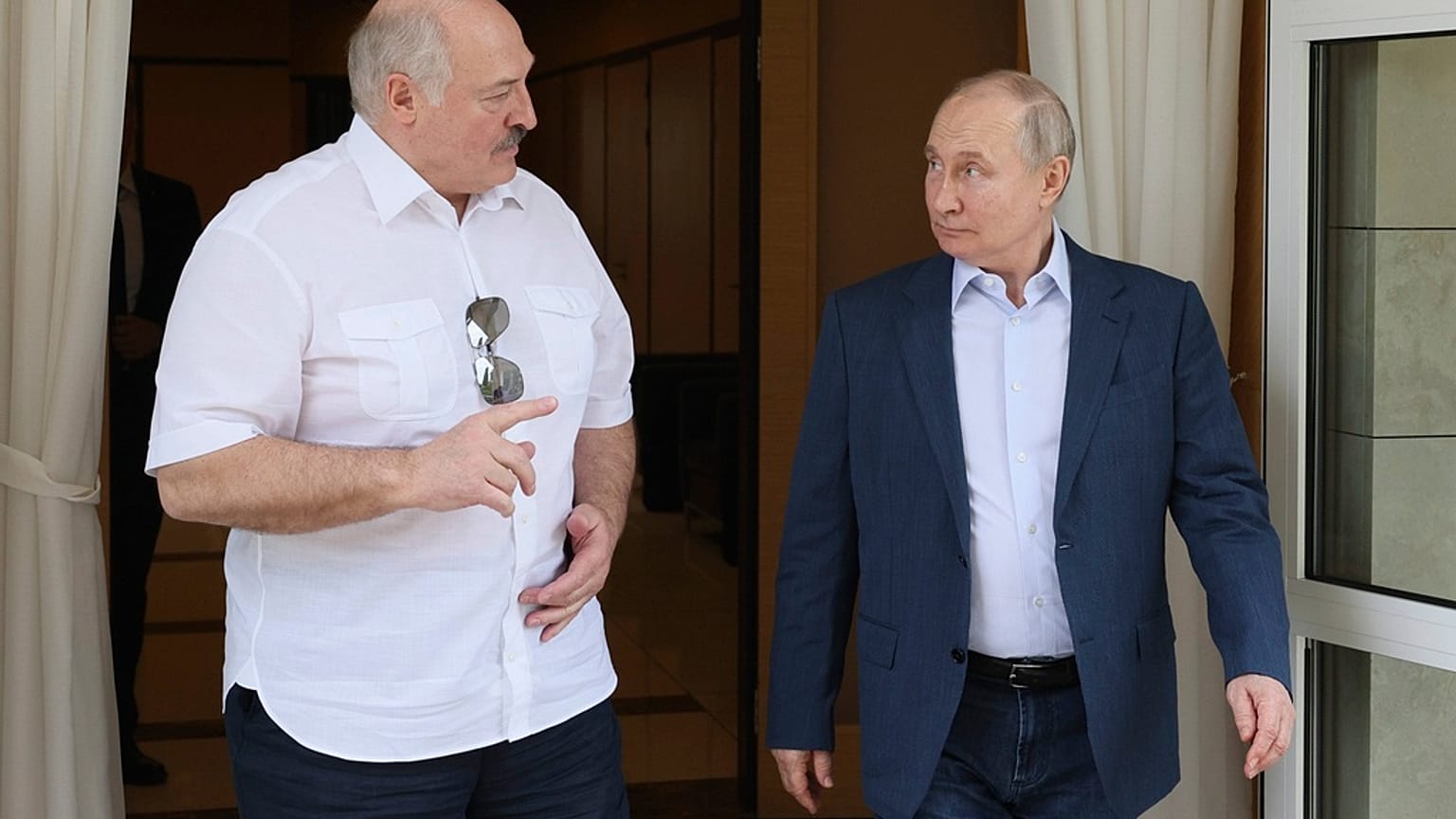 Presidentes bielorrusso e russo em Sochi, na Rússia