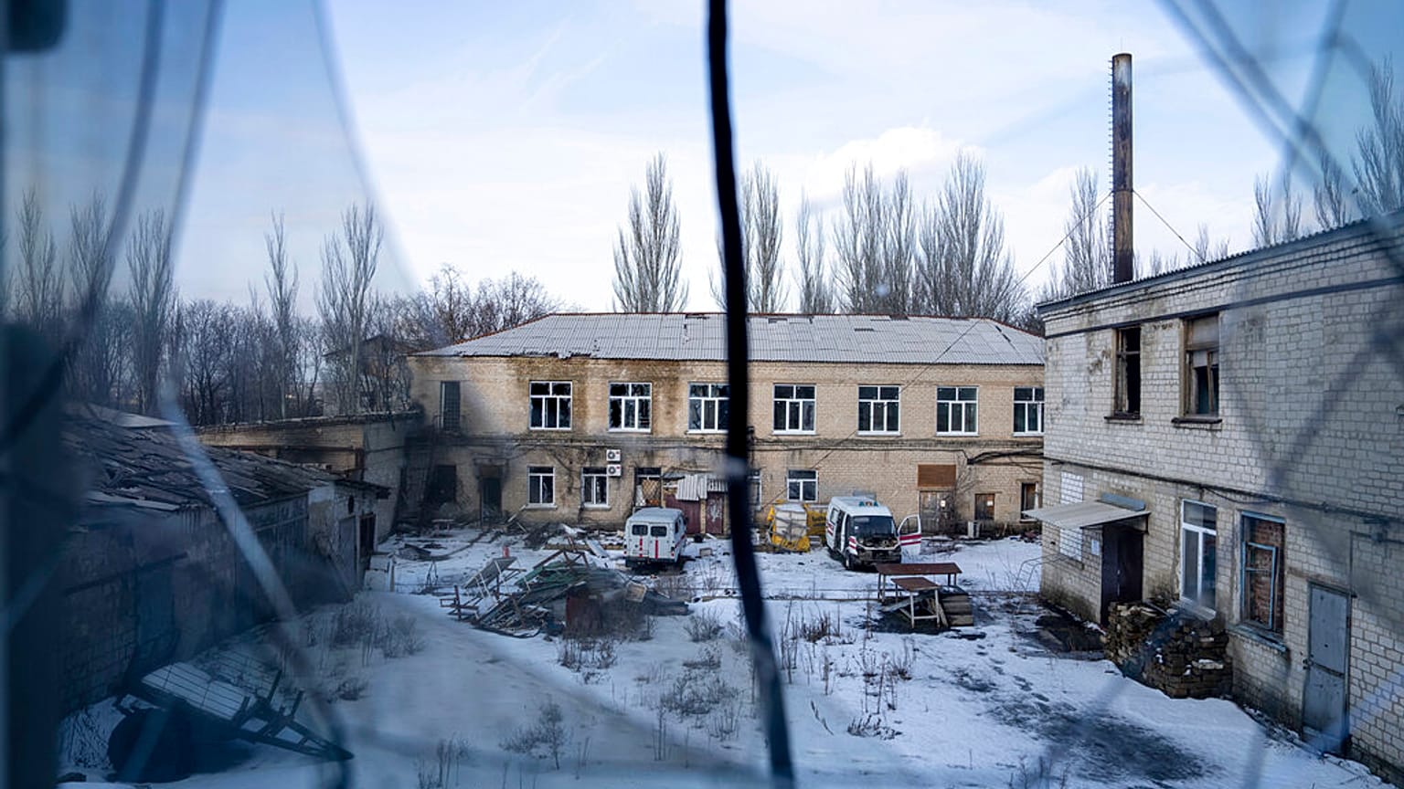 ARCHÍV: orosz ágyúzás által megrongált kórház udvara egy betört ablakból nézve - Krasznohorivka, 2023. febr. 19.