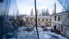 ARCHÍV: orosz ágyúzás által megrongált kórház udvara egy betört ablakból nézve - Krasznohorivka, 2023. febr. 19.
