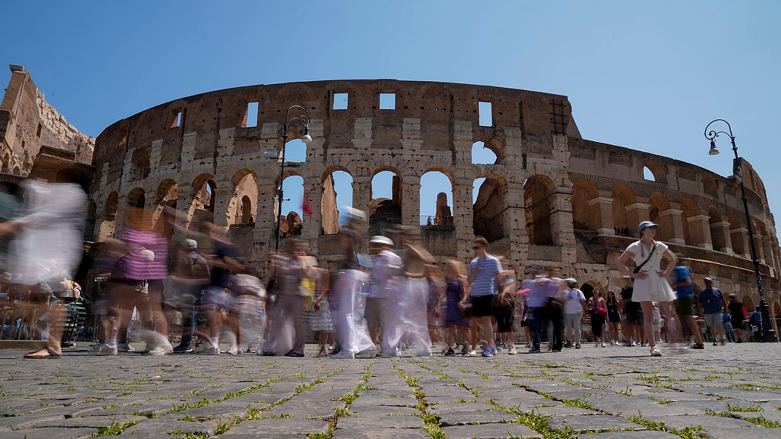 O Coliseu de Roma é visitado diariamente por milhares de pessoas