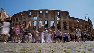 O Coliseu de Roma é visitado diariamente por milhares de pessoas