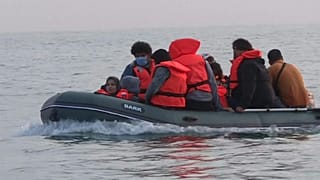 لاجئون يعبرون القنال الإنجليزي باتجاه بريطانيا