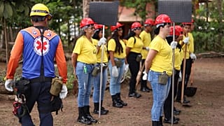 Voluntários locais em formação para se tornarem bombeiros.