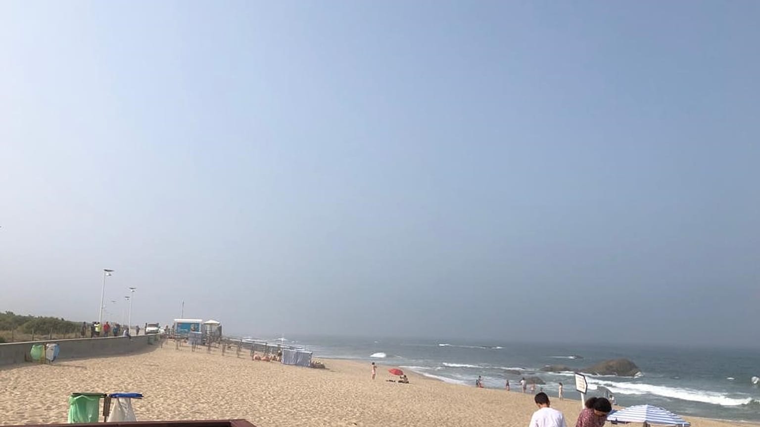 No litoral norte de Portugal, parece nevoeiro, mas é fumo.