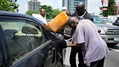 benzinvásárlás a fekete piacon Nigéria fővárosában, Lagosban 2023. május 30.-án. 