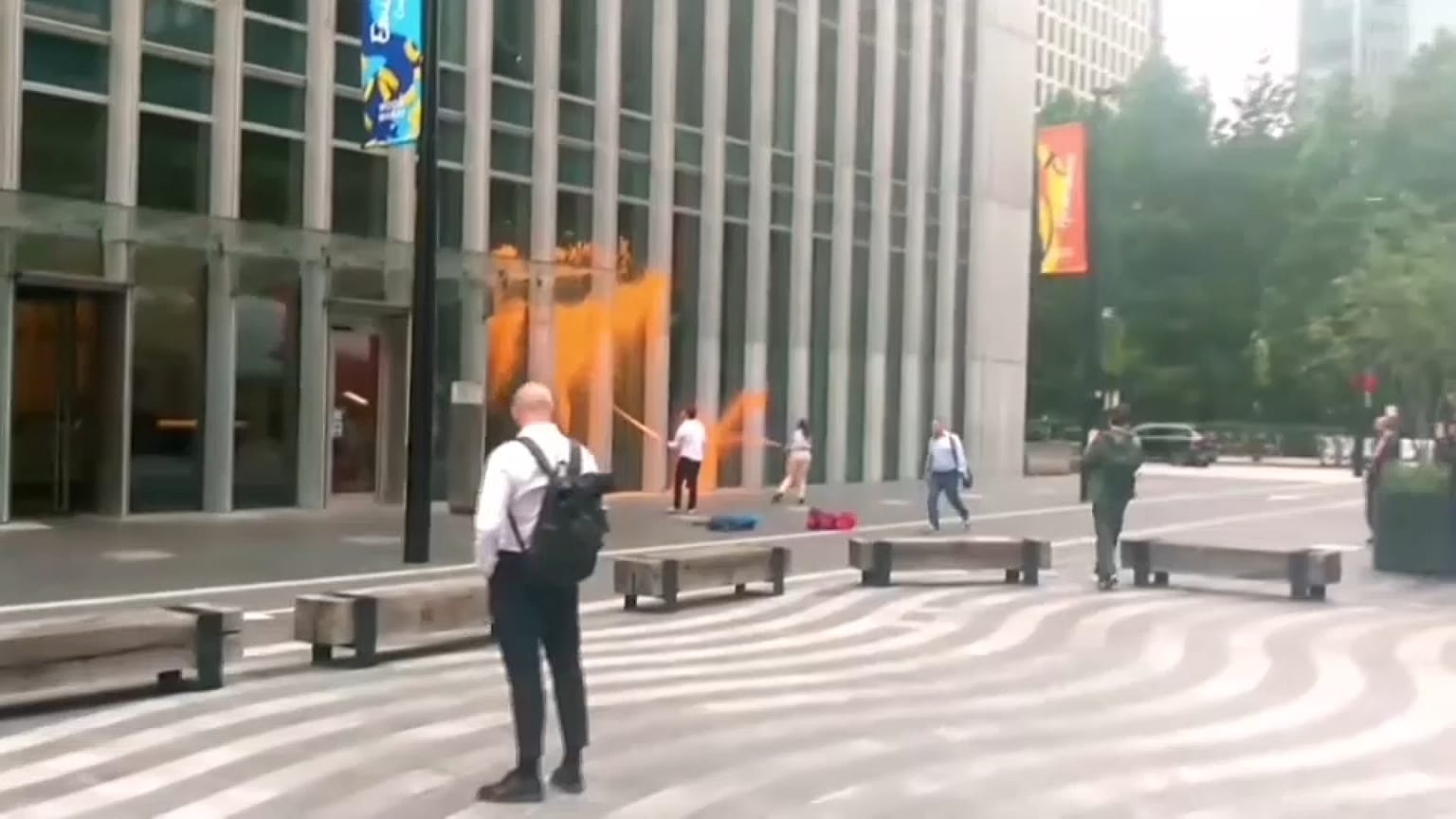 Activistas del grupo climático Just Stop Oil rociaron con pintura negra y naranja las ventanas y el suelo de las oficinas londinenses de TotalEnergies