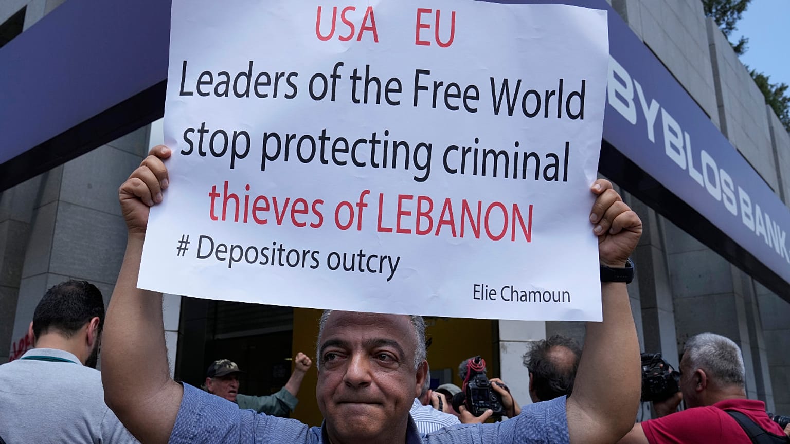 Manifestation contre les restrictions bancaires et la corruption