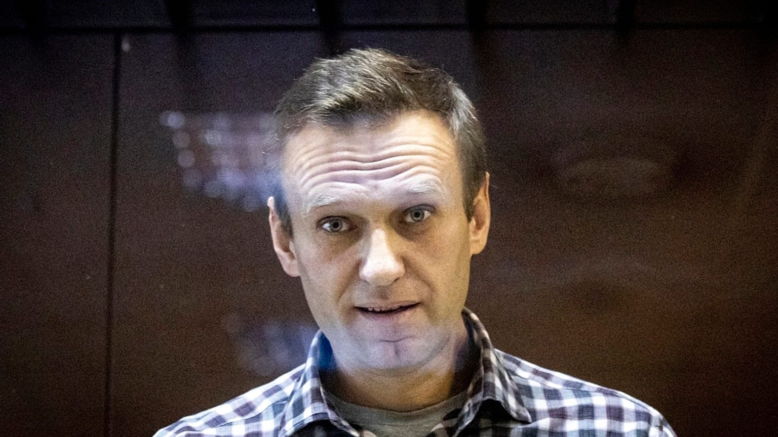 ARCHIVO - El líder de la oposición rusa Alexei Navalni en la jaula en el Tribunal de Distrito Babuskinsky en Moscú, Rusia,  el 20 de febrero de 2021.