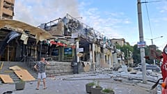 Geschäfte und ein Restaurant, die durch einen russischen Angriff in Kramatorsk zerstört wurden, 27. Juni 2023.
