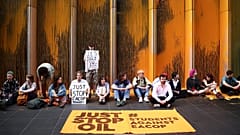 Manifestantes de Just Stop Oil frente a la sede de TotalEnergies en Londres.