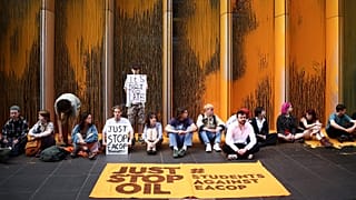 Protesto do grupo "Just Stop Oil" na sede da TotalEnergies em Londres