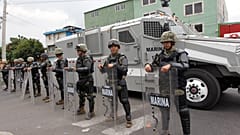 Tengerészgyalogosok sorfala Mexikóváros déli, Tlahuac negyedében 2017. július 20-án (illusztráció)