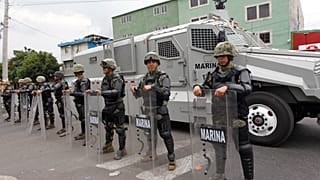 Tengerészgyalogosok sorfala Mexikóváros déli, Tlahuac negyedében 2017. július 20-án (illusztráció)