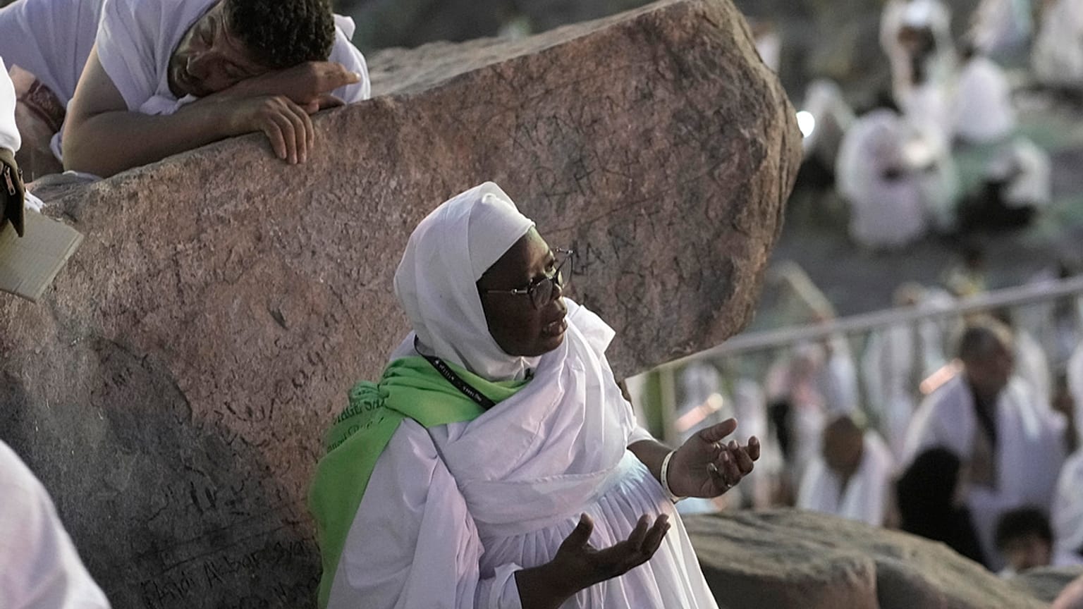 Eine Pilgerin betet auf dem Berg Arafa nahe Mekka