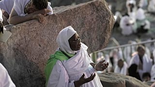 Eine Pilgerin betet auf dem Berg Arafa nahe Mekka