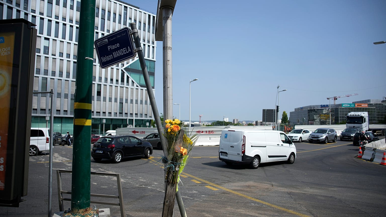Fiori sul luogo dove è avvenuta la tragedia. (Nanterre, 28.6.2023)
