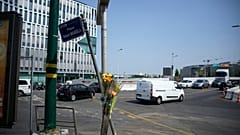 Fiori sul luogo dove è avvenuta la tragedia. (Nanterre, 28.6.2023)
