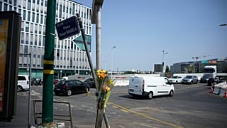 Fiori sul luogo dove è avvenuta la tragedia. (Nanterre, 28.6.2023)