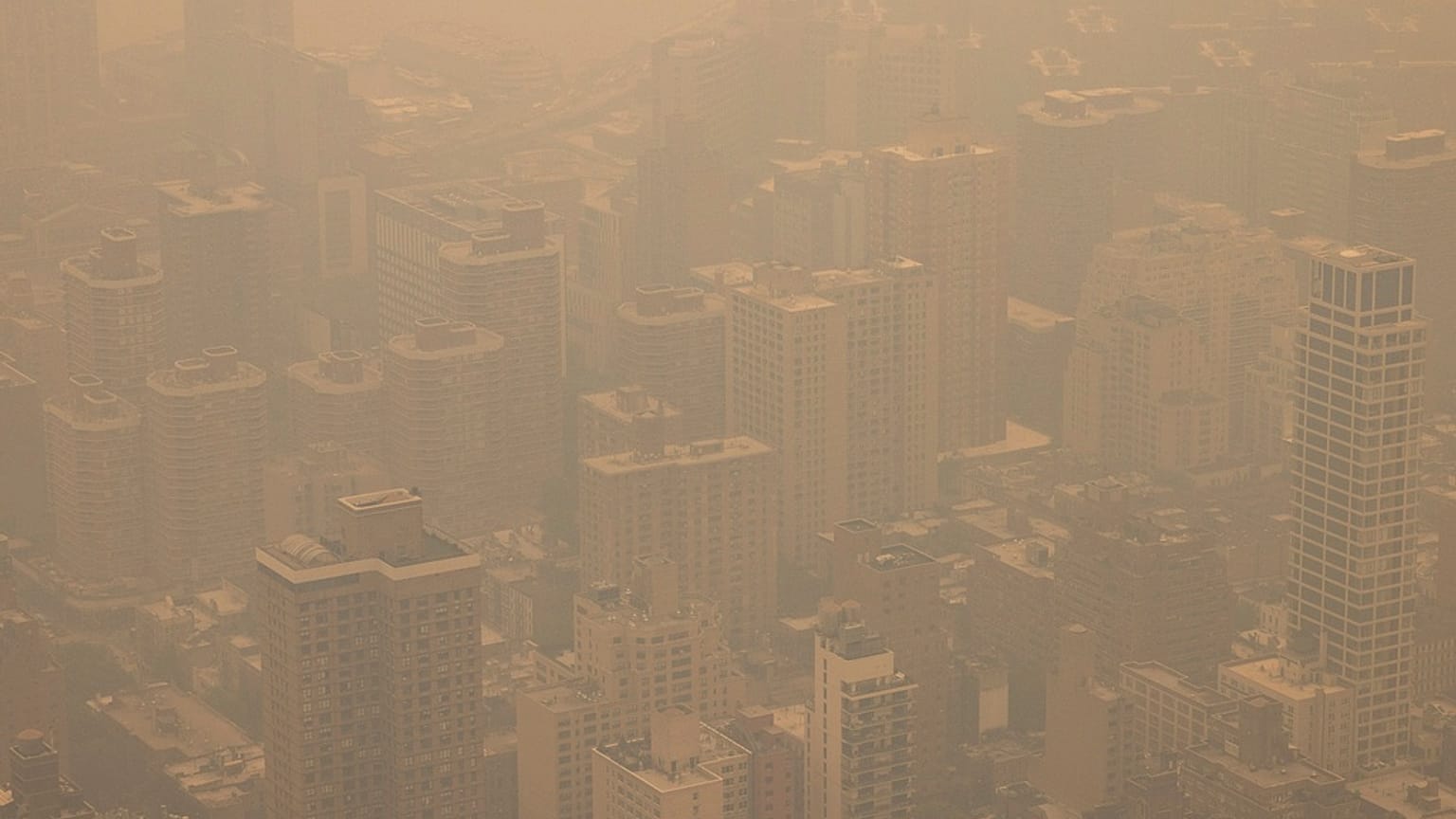 Kanada'daki orman yangınlarından yükselen dumanlar, ABD'nin New York kentini de etkisi altına aldı 