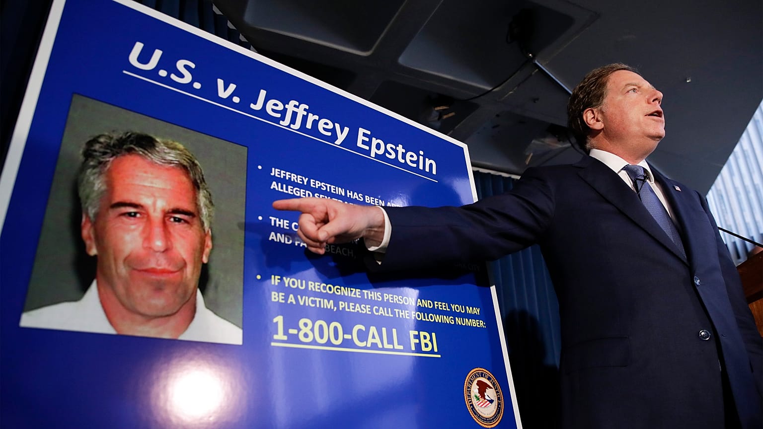 Geoffrey Berman New York déli körzetének ügyésze sajtótájékoztatót tart Jeffrey Epstein letartóztatása ügyében New Yorkban 2019. július 8-án