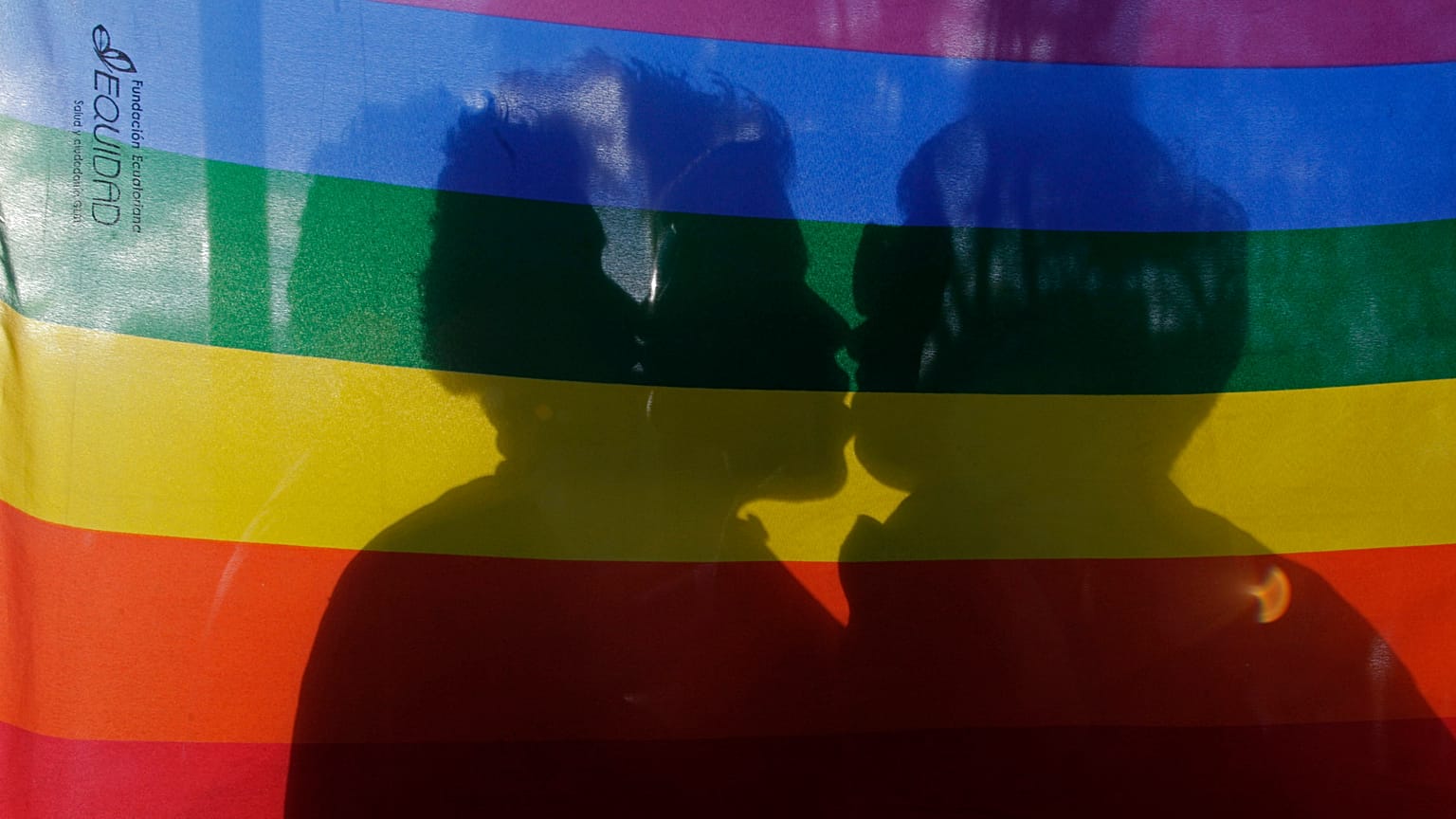 Un couple gay s'embrasse lors d'une marche pour la Journée internationale contre l'homophobie en Équateur, jeudi 17 mai 2012.