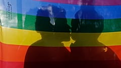 Ein schwules Paar küsst sich während eines Marsches zum Internationalen Tag gegen Homophobie in Ecuador, Donnerstag, 17\. Mai 2012.