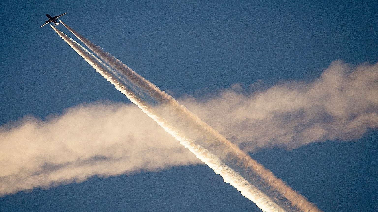 L'iniezione stratosferica di aerosol prevede il rilascio di particelle catarifrangenti al di sopra delle nuvole